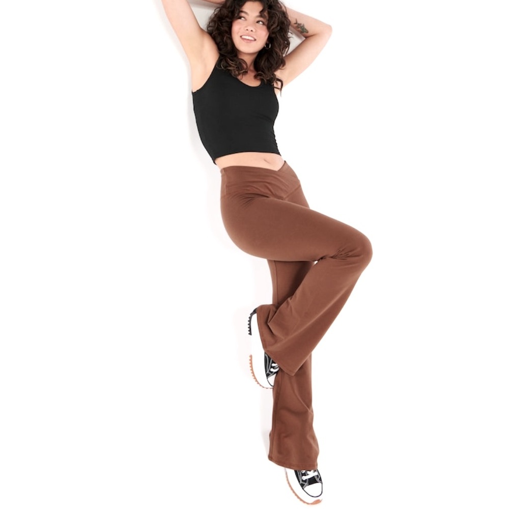 Hollister Ulta High-Rise V-Waist Flared Leggings Cocoa Brown